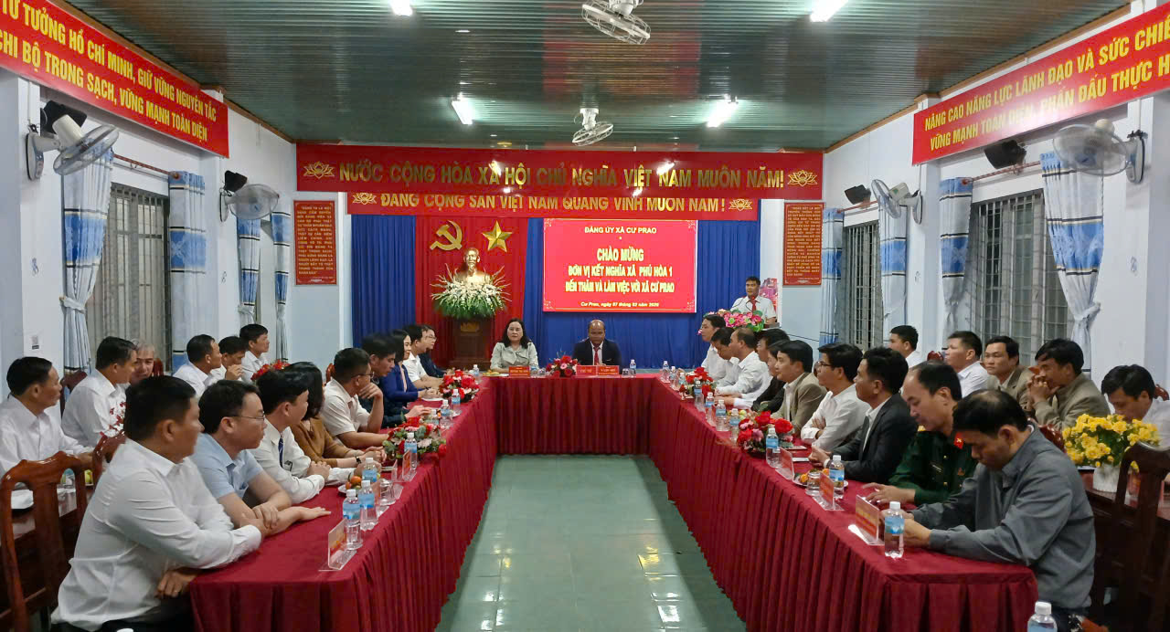 Xã Phú Hòa 1 thăm, chúc Tết xã Cư Prao, thắt chặt mối quan hệ kết nghĩa