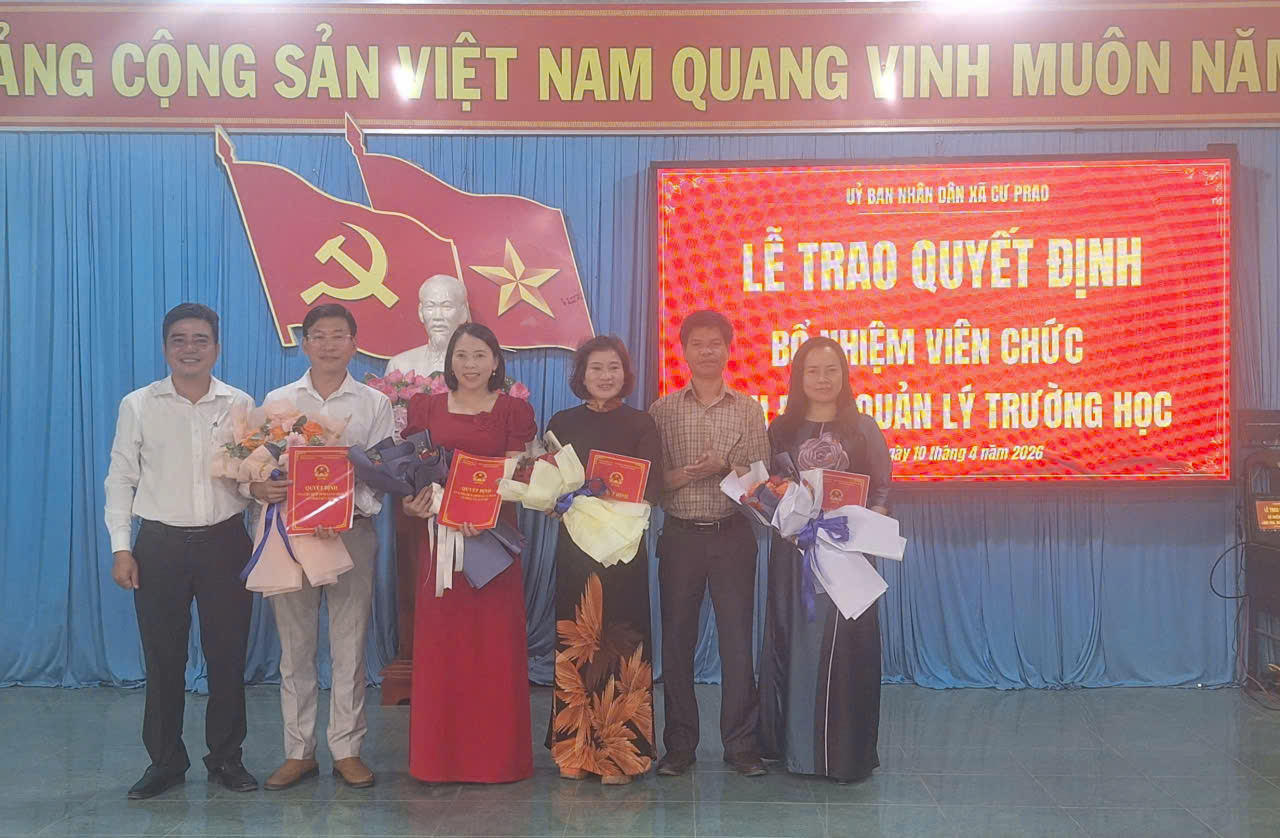 Xã Cư Prao trao Quyết định bổ nhiệm viên chức lãnh đạo, quản lý các đơn vị trường học