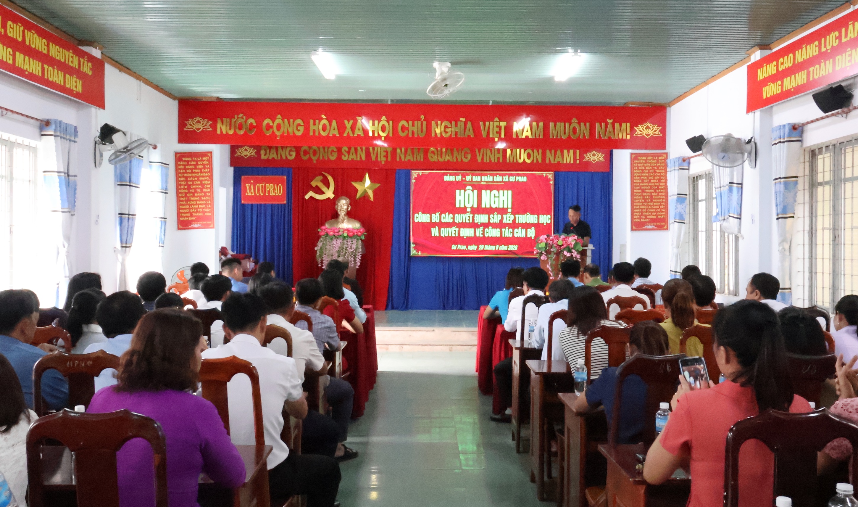 Cư Prao công bố các quyết định sắp xếp trường học, kiện toàn đội ngũ cán bộ quản lý