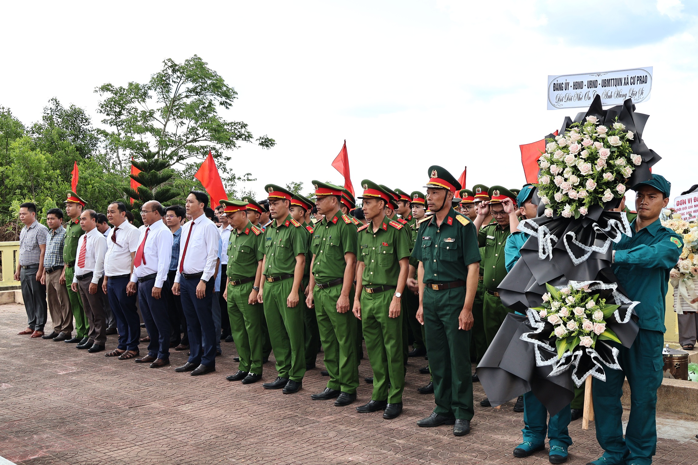 Đảng bộ, chính quyền và Nhân dân xã Cư Prao dâng hương tưởng niệm các anh hùng liệt sĩ tại Di tích lịch sử Điểm cao 519