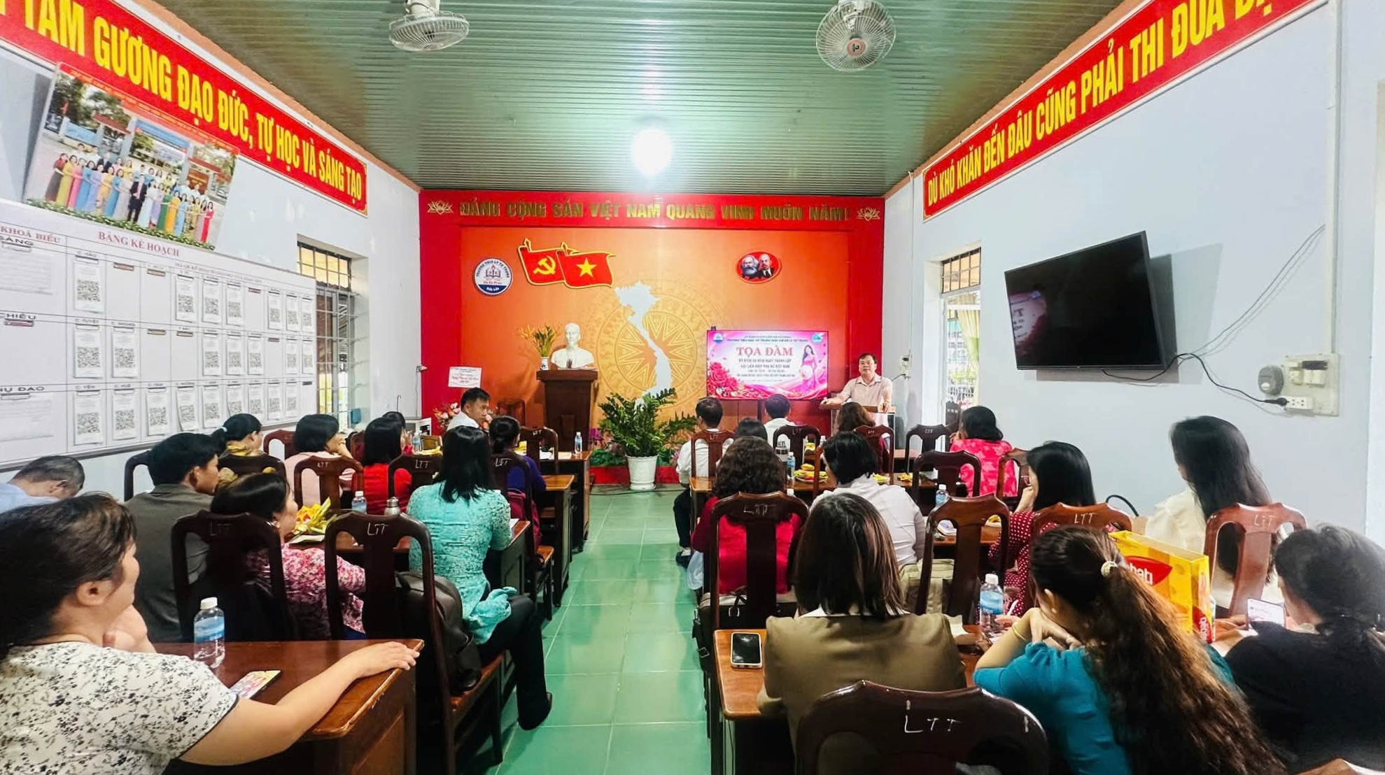 Trường Tiểu học và THCS Lý Tự Trọng tọa đàm kỷ niệm 96 năm Ngày thành lập Hội Liên hiệp Phụ nữ Việt Nam