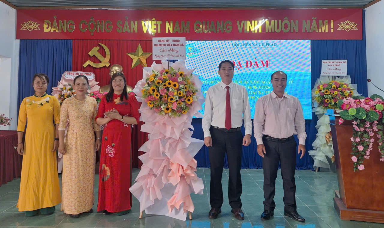 Hội Liên hiệp Phụ nữ xã Cư Prao tổ chức tọa đàm và đồng diễn áo dài kỷ niệm Ngày Quốc tế Phụ nữ 8/3