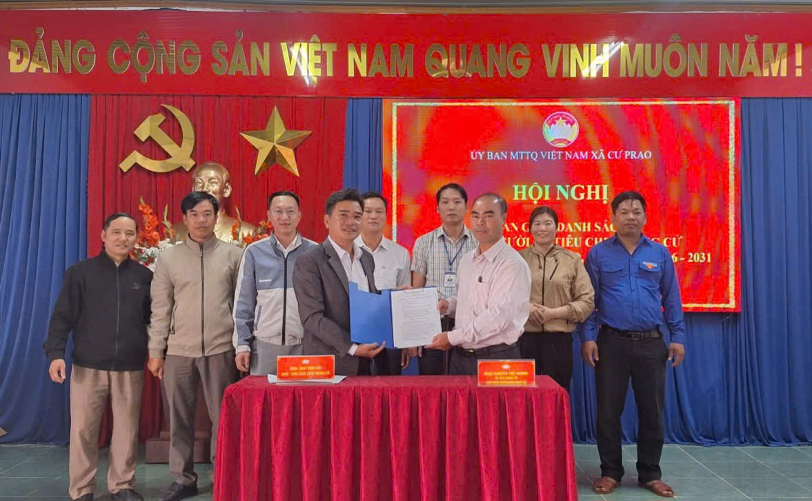 Ủy ban MTTQ Việt Nam xã Cư Prao bàn giao danh sách 32 người ứng cử đại biểu HĐND xã nhiệm kỳ 2026 – 2031