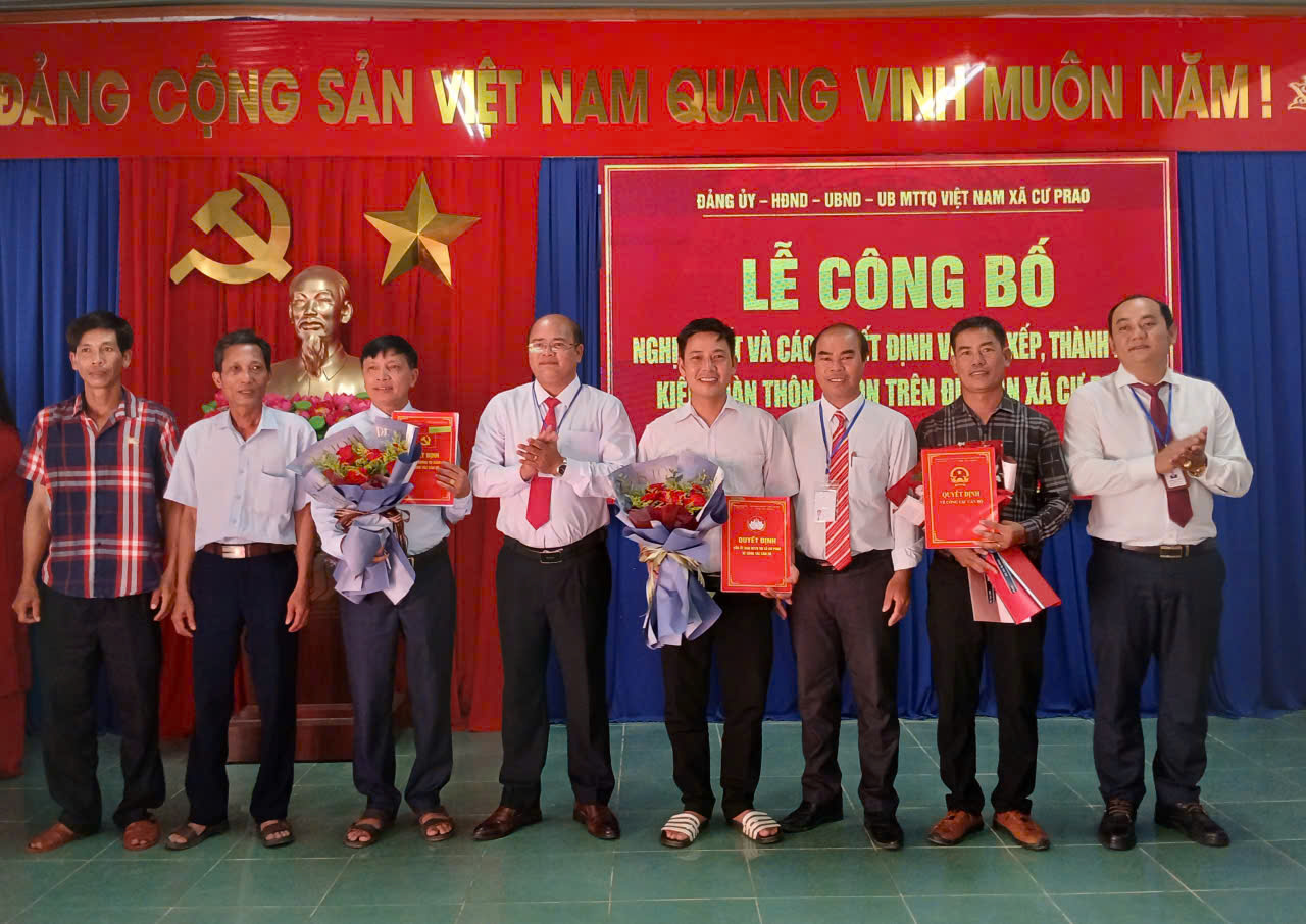 Xã Cư Prao tổ chức Lễ công bố Nghị quyết và các quyết định về sắp xếp, thành lập, kiện toàn thôn, buôn