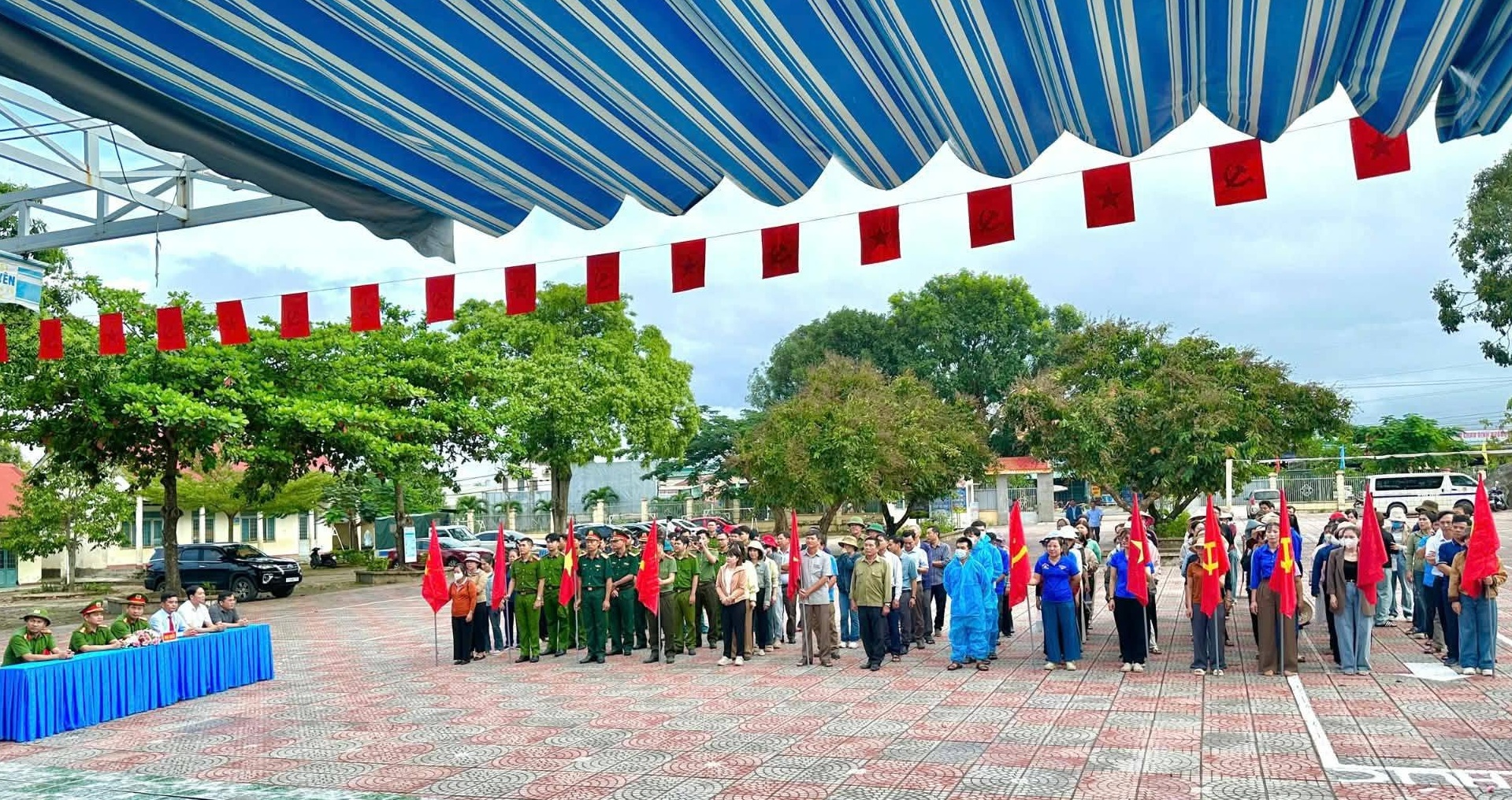 Cư Prao ra quân vệ sinh môi trường, diệt lăng quăng, chủ động phòng, chống sốt xuất huyết Dengue