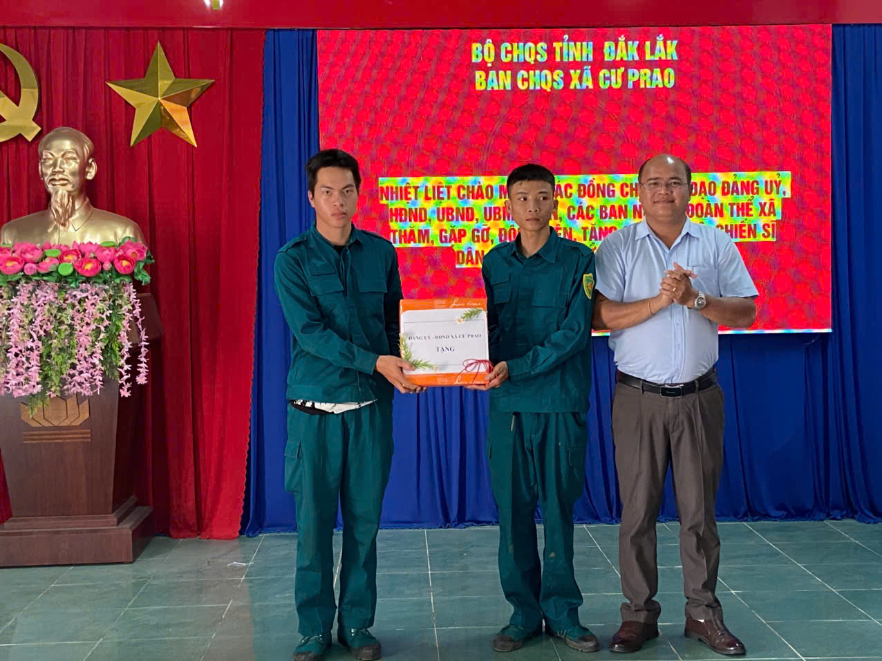 Lãnh đạo xã Cư Prao thăm, động viên lực lượng dân quân năm thứ nhất đang huấn luyện