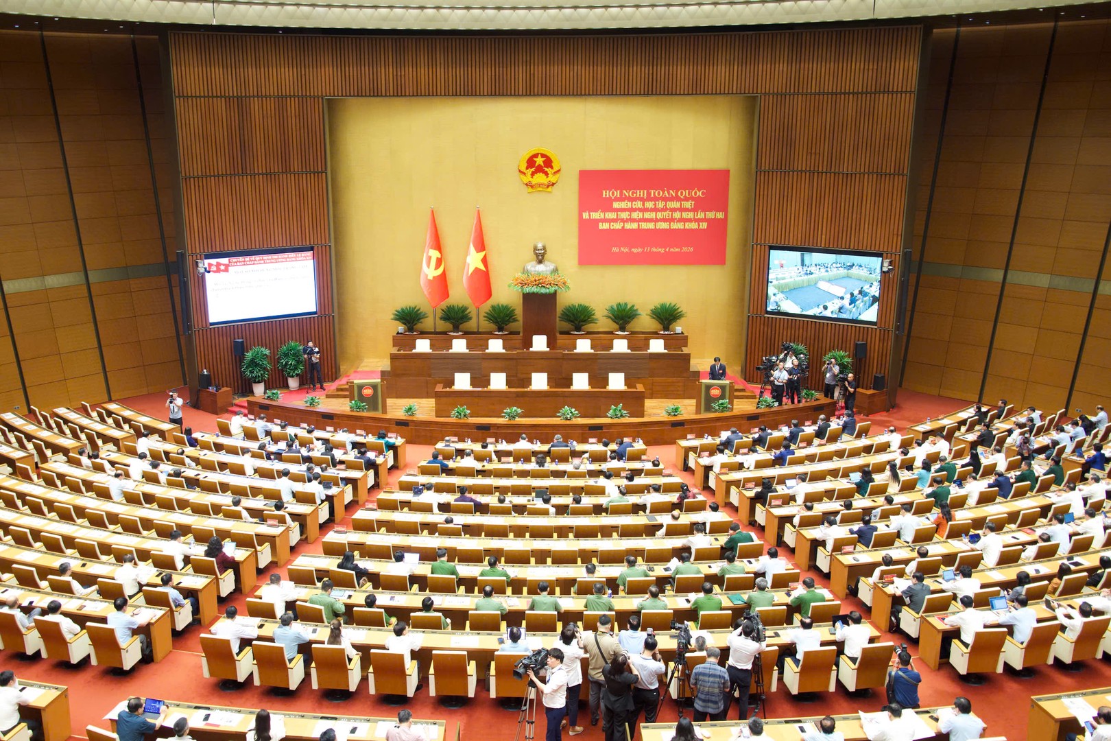Hội nghị toàn quốc nghiên cứu, học tập, quán triệt và triển khai thực hiện Nghị quyết Hội nghị lần thứ hai Ban Chấp hành Trung ương Đảng khóa XIV