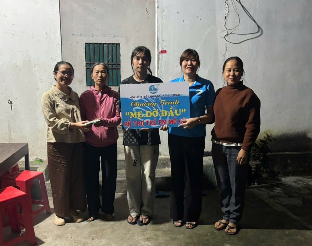 Hội LHPN xã Cư Prao thực hiện hiệu quả Chương trình “Mẹ đỡ đầu”, trao quà cho trẻ mồ côi có hoàn cảnh khó khăn