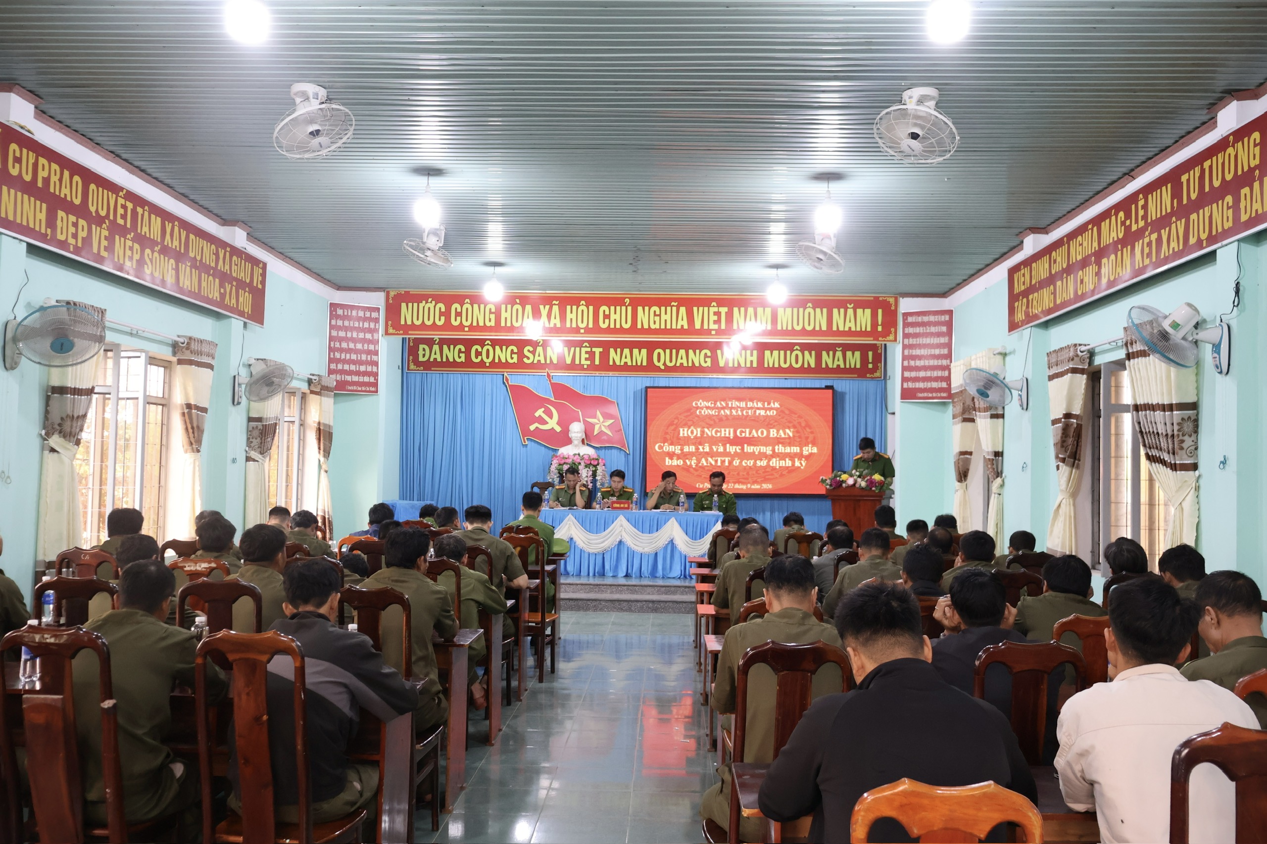 Công an xã Cư Prao giao ban với lực lượng tham gia bảo vệ an ninh, trật tự ở cơ sở
