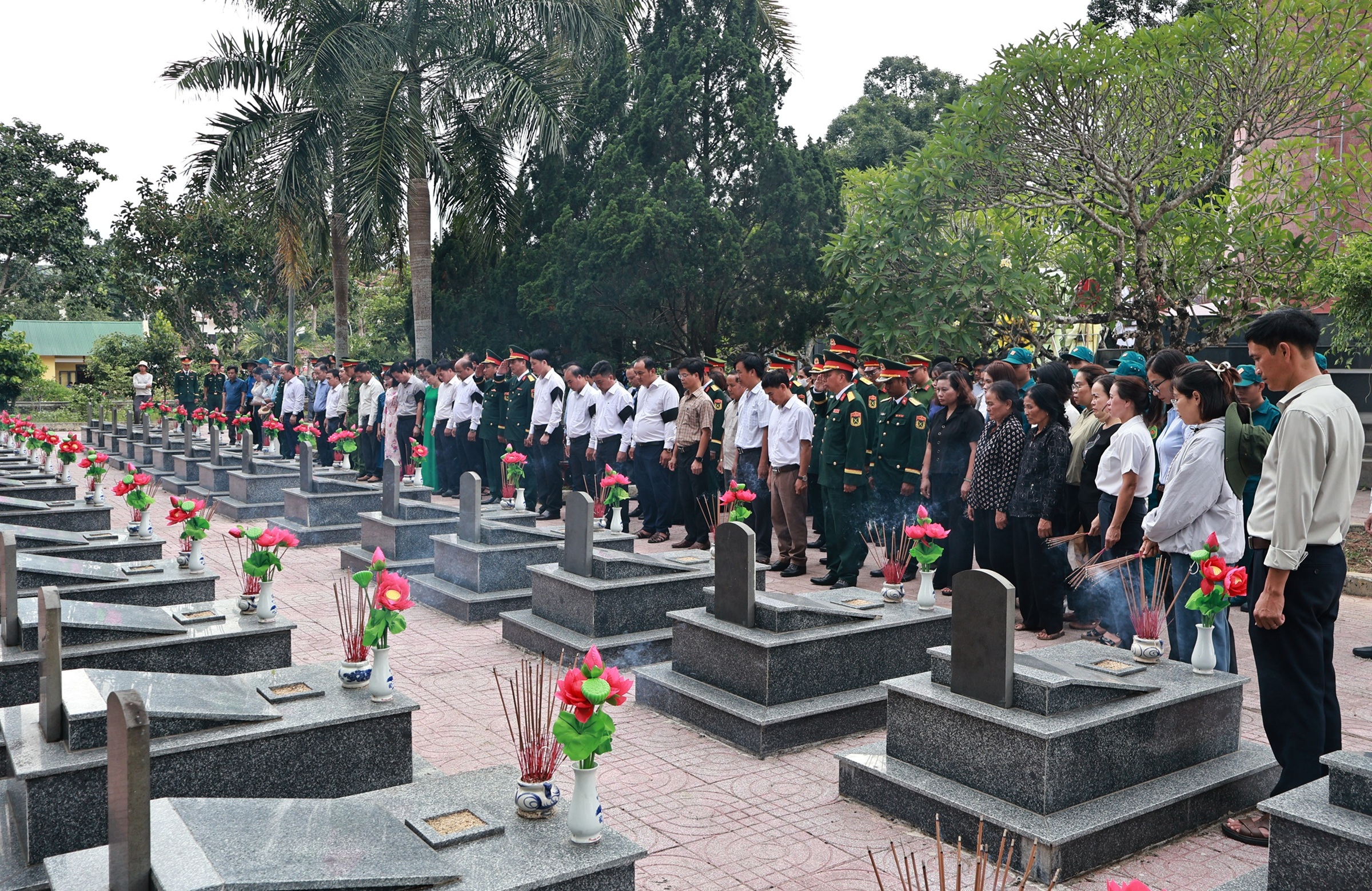 Trang trọng Lễ truy điệu và an táng hài cốt liệt sĩ được quy tập tại núi Cư Prao