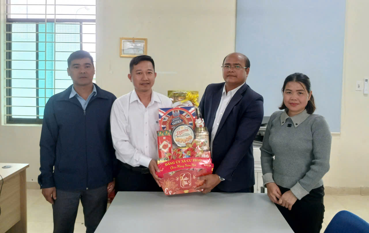 Lãnh đạo xã Cư Prao thăm, tặng quà Tết Nguyên đán Bính Ngọ 2026 tại Nhà máy Thủy điện Krông H’Năng
