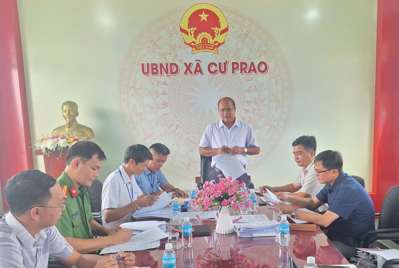 Đảng ủy xã Cư Prao kiểm tra công tác lãnh đạo, chỉ đạo thực hiện cải cách hành chính, cải cách pháp luật và tư pháp tại Chi bộ UBND xã