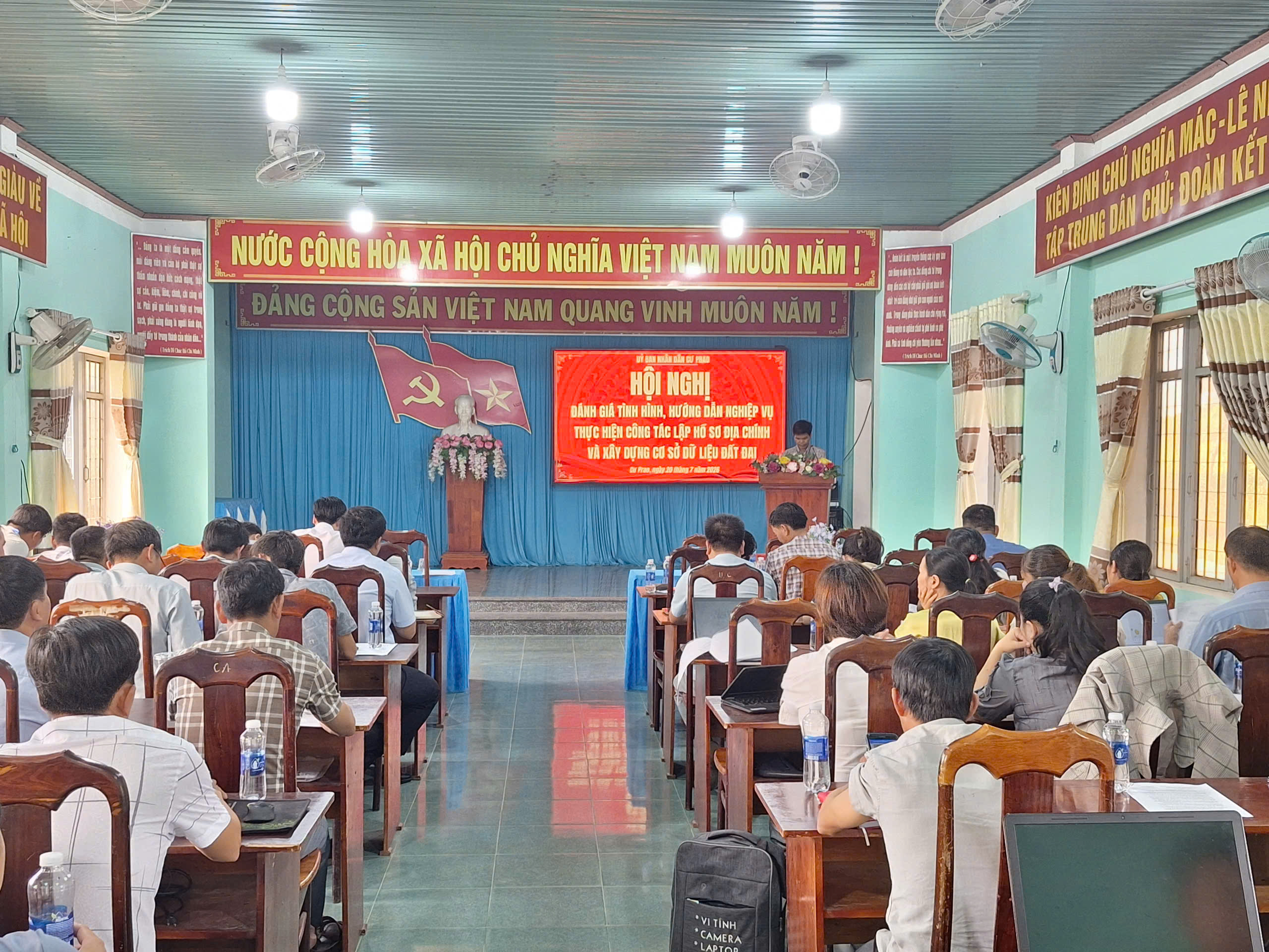 UBND xã Cư Prao đánh giá tình hình, hướng dẫn nghiệp vụ đẩy nhanh công tác lập hồ sơ địa chính và xây dựng cơ sở dữ liệu đất đai