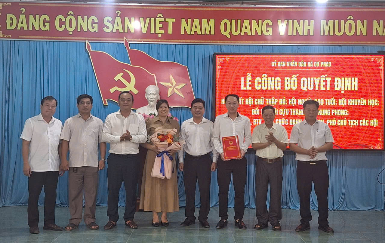 Xã Cư Prao công bố quyết định hợp nhất và kiện toàn tổ chức các hội quần chúng