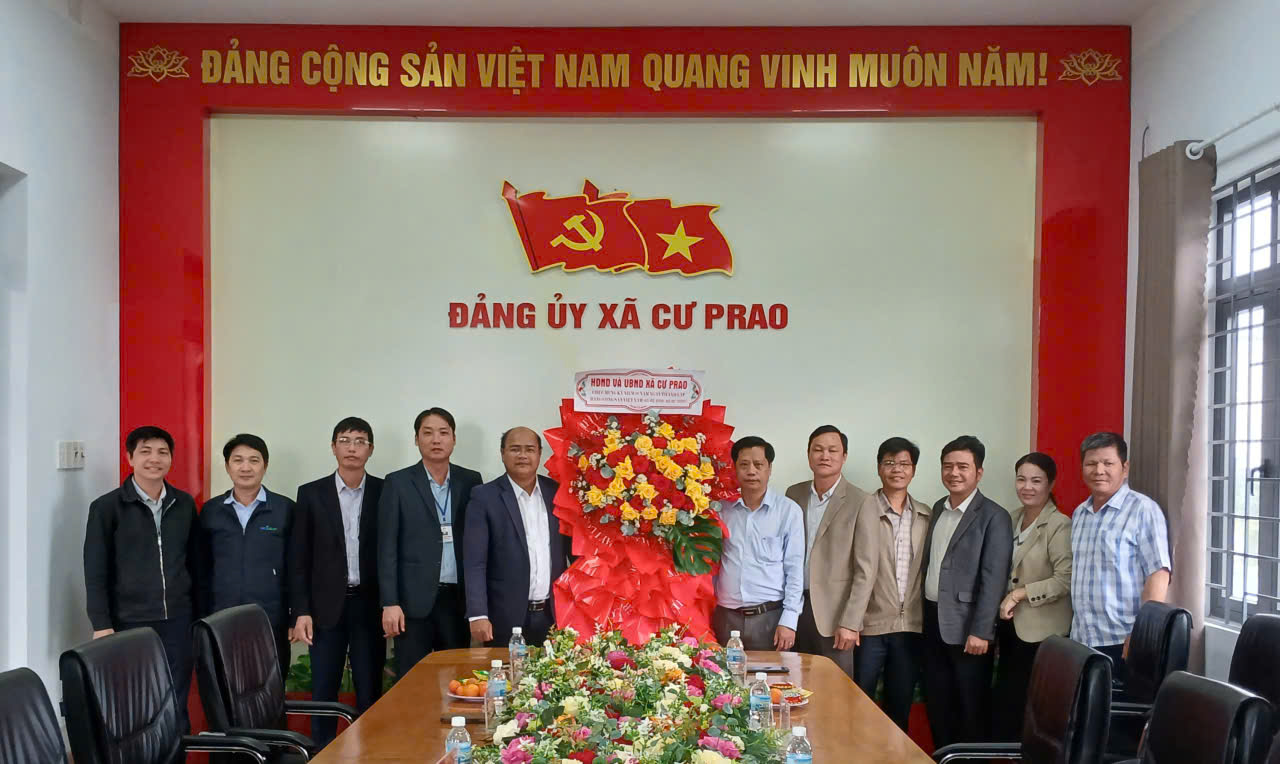 Thường trực HĐND, lãnh đạo UBND xã Cư Prao thăm, chúc mừng kỷ niệm 96 năm Ngày thành lập Đảng Cộng sản Việt Nam