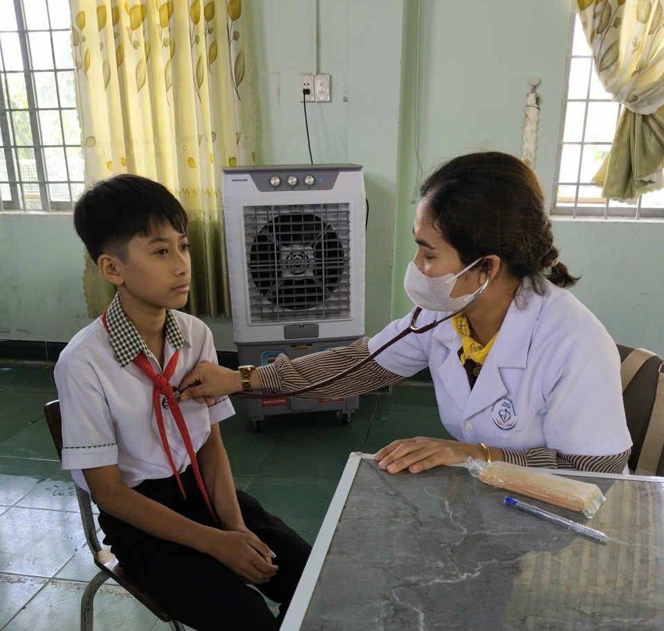 Trạm Y tế xã Cư Prao tổ chức khám sức khỏe định kỳ cho học sinh năm học 2025 – 2026
