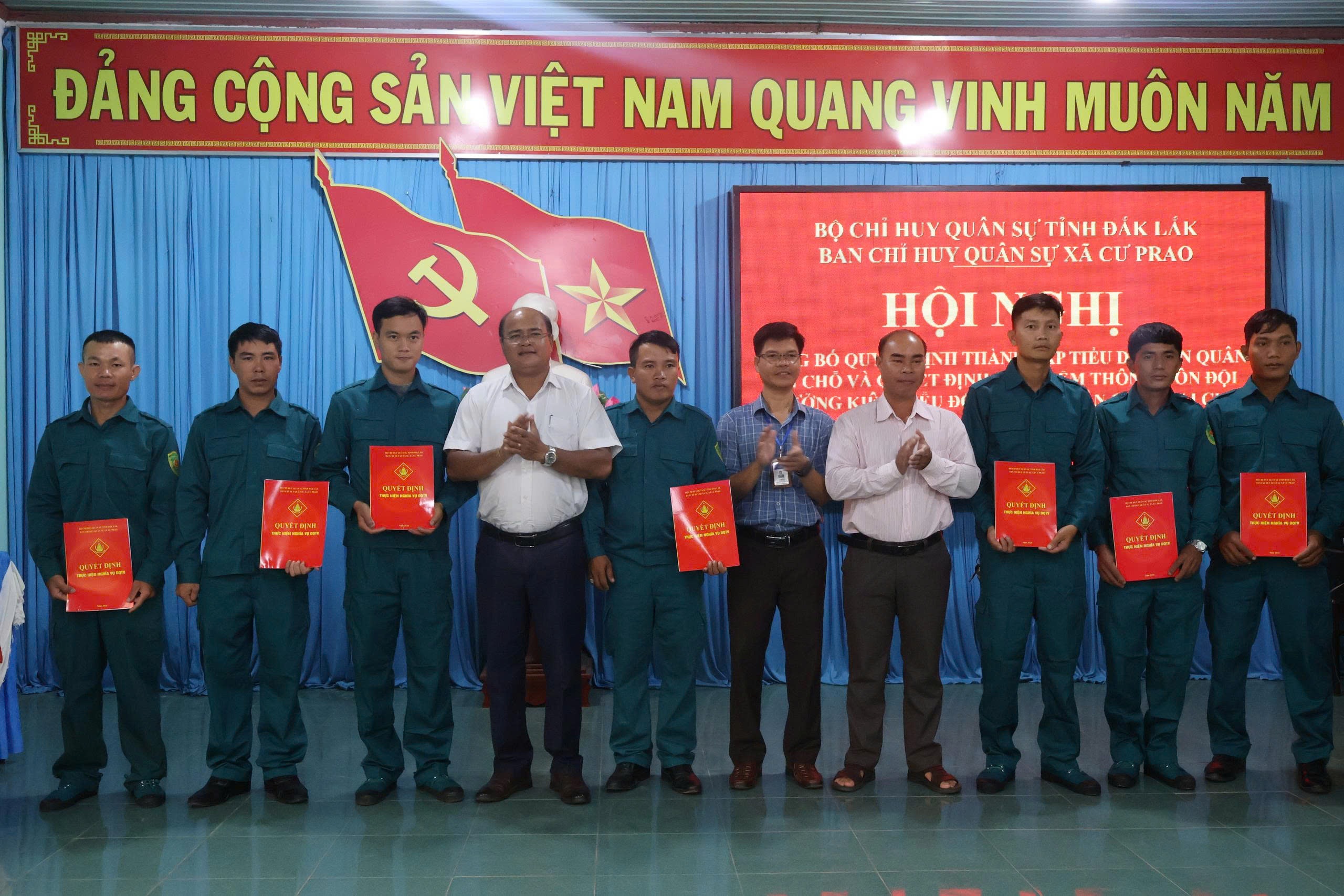 Xã Cư Prao công bố Quyết định thành lập Tiểu đội Dân quân tại chỗ, kiện toàn lực lượng quân sự cơ sở