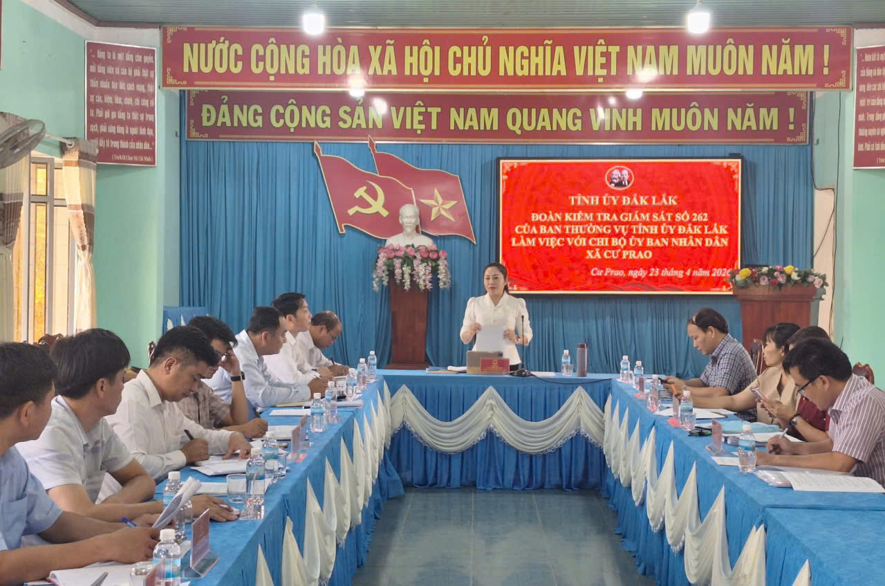 Đoàn kiểm tra, giám sát của Ban Thường vụ Tỉnh ủy Đắk Lắk làm việc với Chi bộ UBND xã Cư Prao