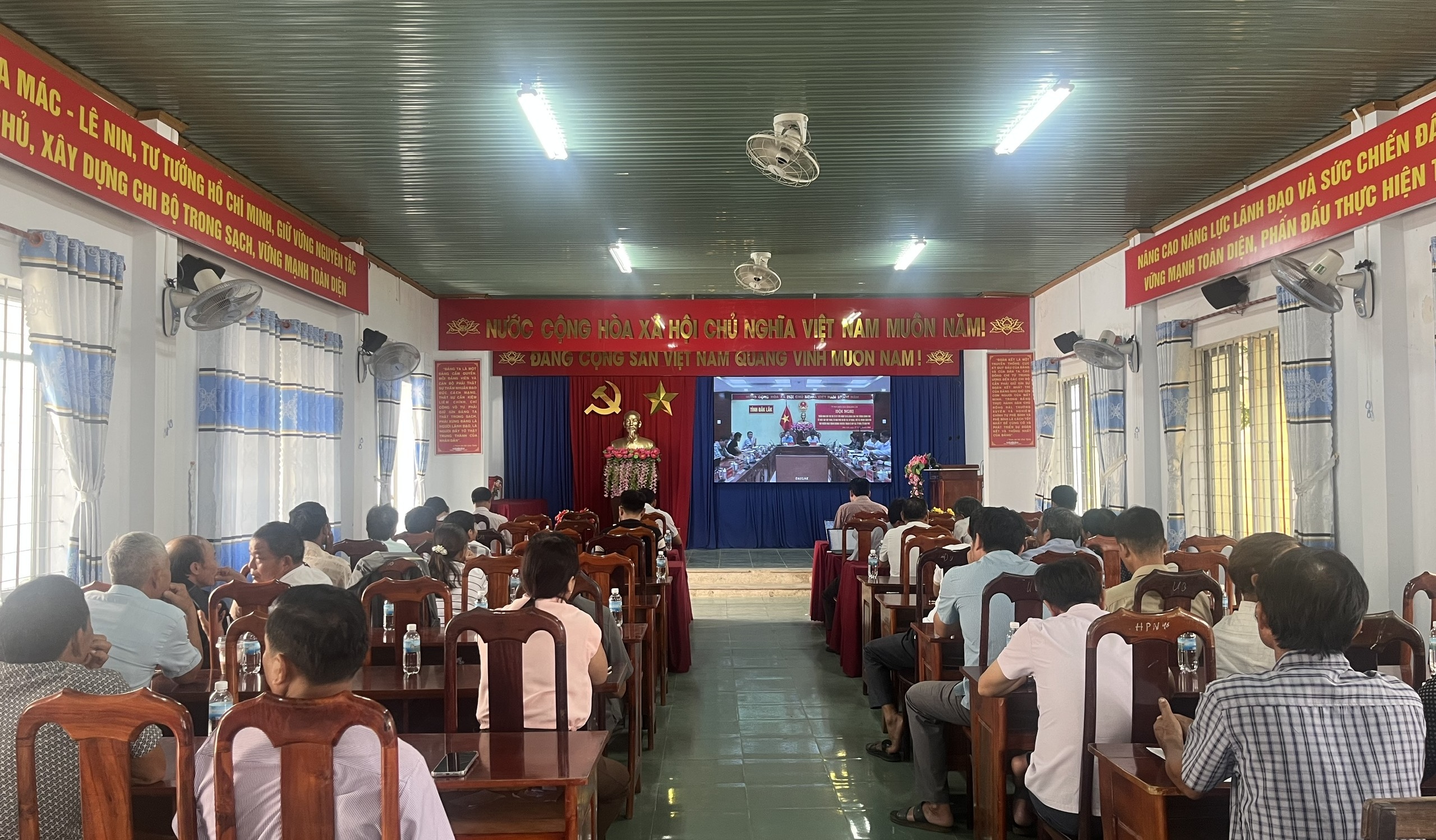 Xã Cư Prao tham dự Hội nghị triển khai Chỉ thị số 21 của Thủ tướng Chính phủ