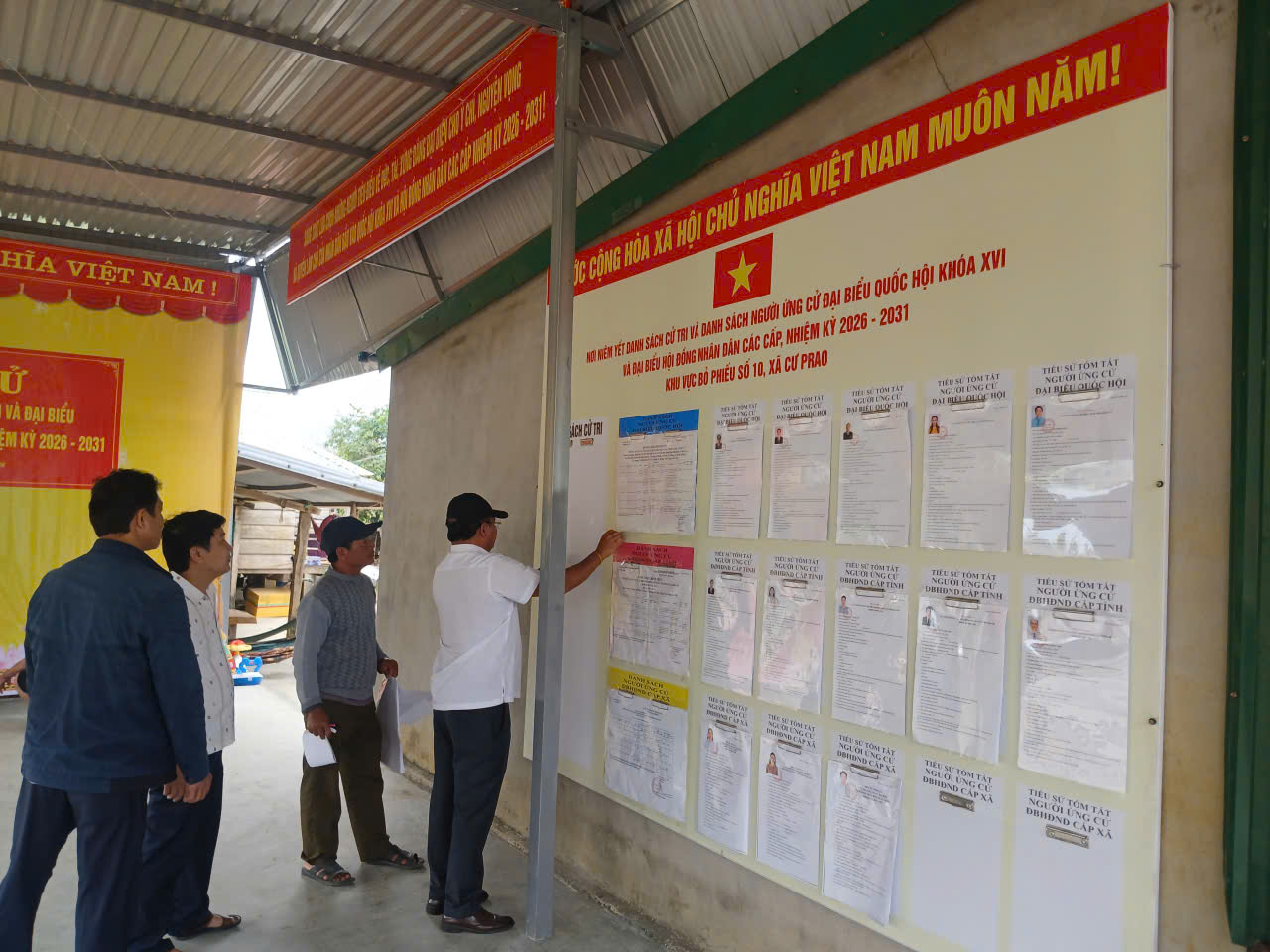 Ban Chỉ đạo bầu cử xã Cư Prao kiểm tra công tác chuẩn bị bầu cử tại các khu vực bỏ phiếu