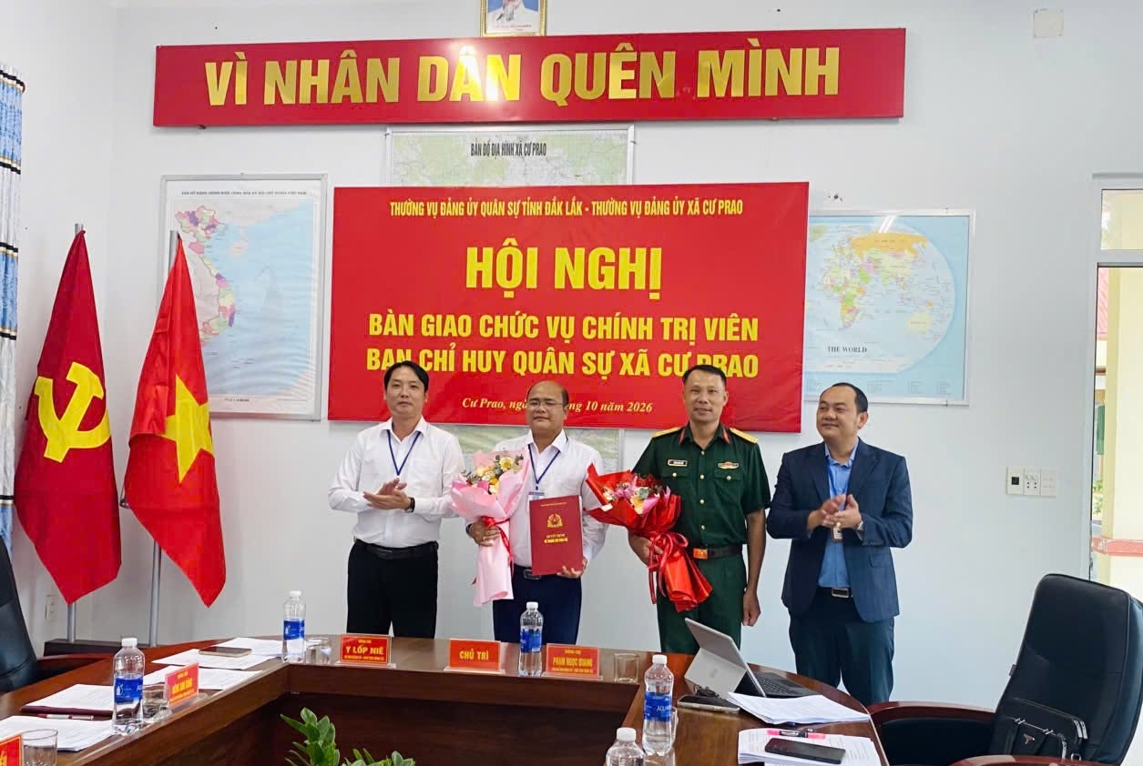 Đảng ủy xã Cư Prao công bố quyết định, bàn giao chức vụ Chính trị viên Ban Chỉ huy Quân sự xã