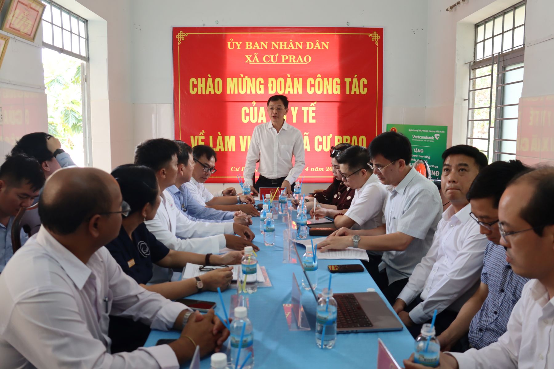 Thứ trưởng Bộ Y tế Nguyễn Tri Thức thăm, làm việc tại Trạm Y tế xã Cư Prao