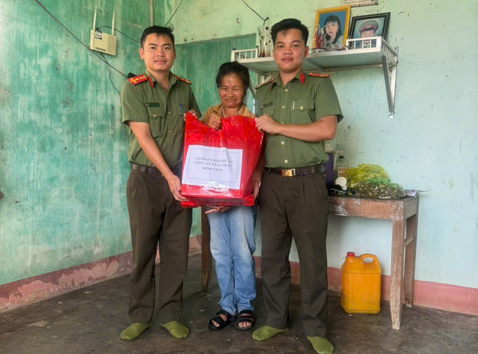 Công an xã Cư Prao thăm hỏi, tặng quà người dân có hoàn cảnh đặc biệt khó khăn