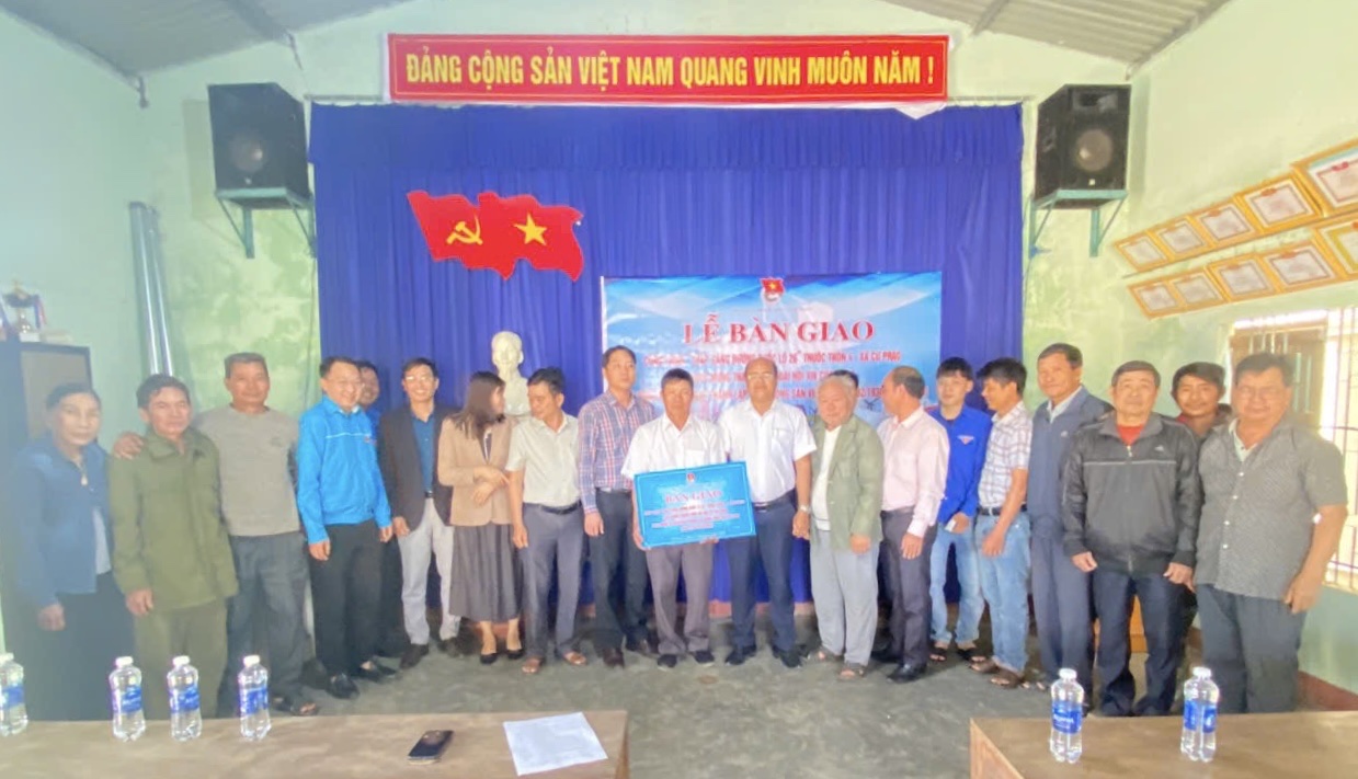Đoàn Thanh niên xã Cư Prao bàn giao Công trình thanh niên “Thắp sáng đường Quốc lộ 26” – Dấu ấn tuổi trẻ trong xây dựng nông thôn mới