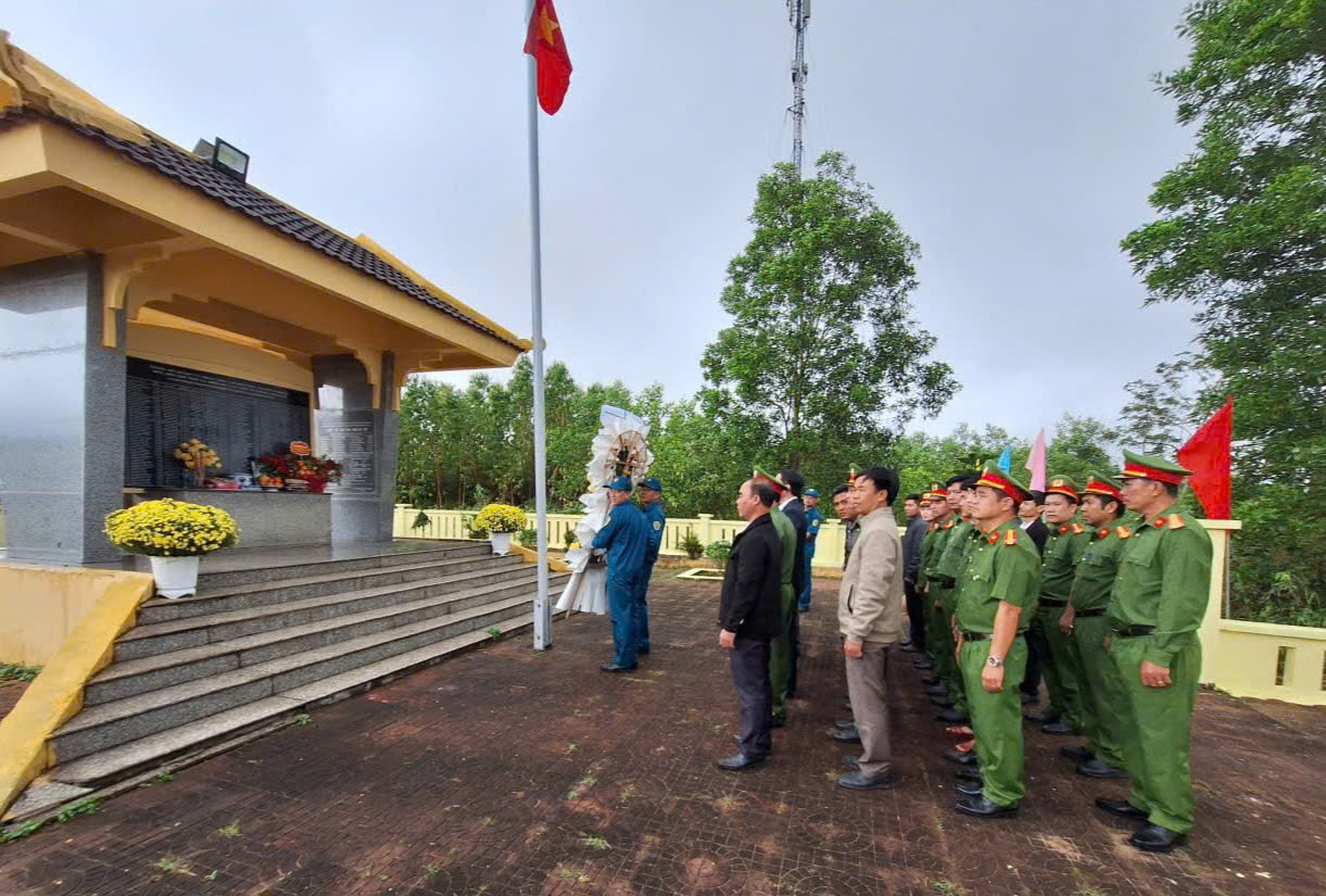 Đảng bộ, chính quyền và Nhân dân xã Cư Prao tổ chức Lễ viếng các anh hùng liệt sĩ tại Di tích lịch sử Điểm cao 519