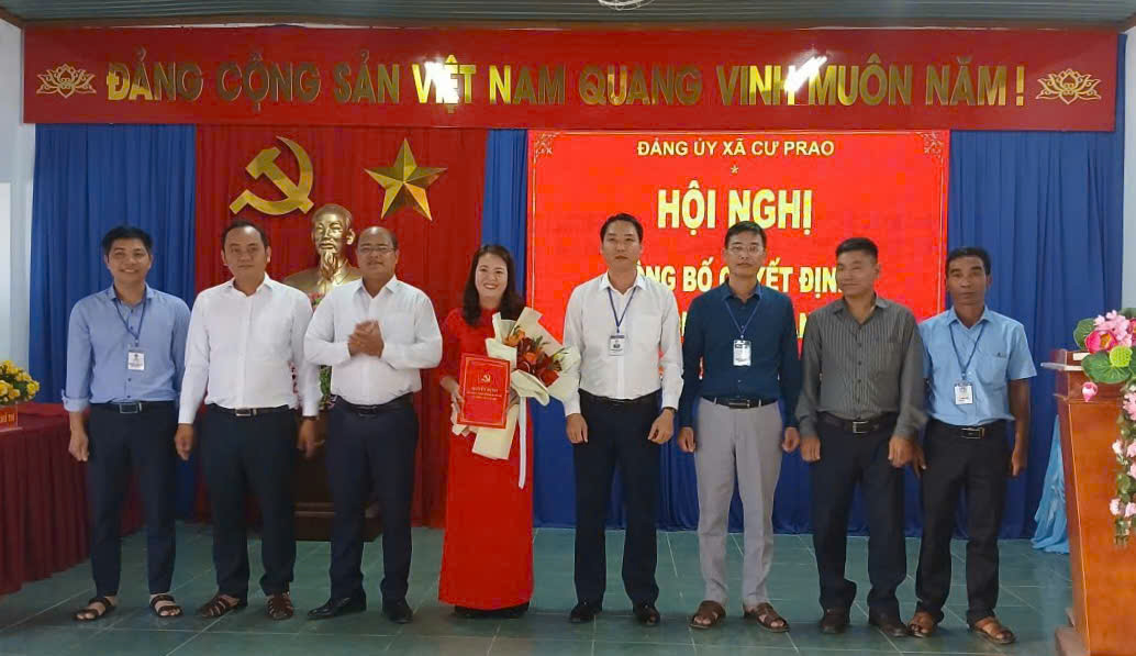 Xã Cư Prao công bố quyết định về công tác cán bộ