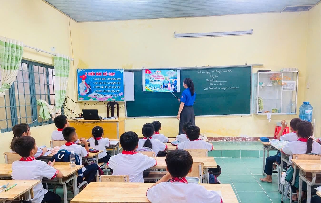 Trường Tiểu học và THCS Lý Tự Trọng đẩy mạnh tuyên truyền an toàn giao thông cho học sinh