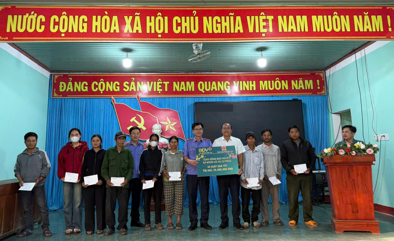 Viện Kiểm sát nhân dân tỉnh Đắk Lắk trao quà Tết Xuân Bính Ngọ 2026 cho các hộ gia đình có hoàn cảnh khó khăn trên địa bàn xã Cư Prao