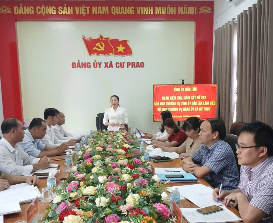 Đoàn kiểm tra, giám sát số 262 của Ban Thường vụ Tỉnh ủy Đắk Lắk làm việc với Đảng ủy xã Cư Prao