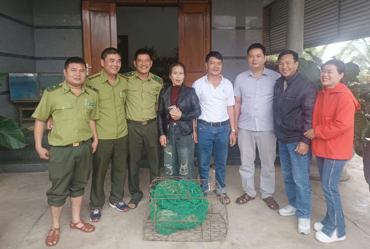 UBND xã Cư Prao phối hợp tiếp nhận và thả Trăn Miến Điện về môi trường tự nhiên