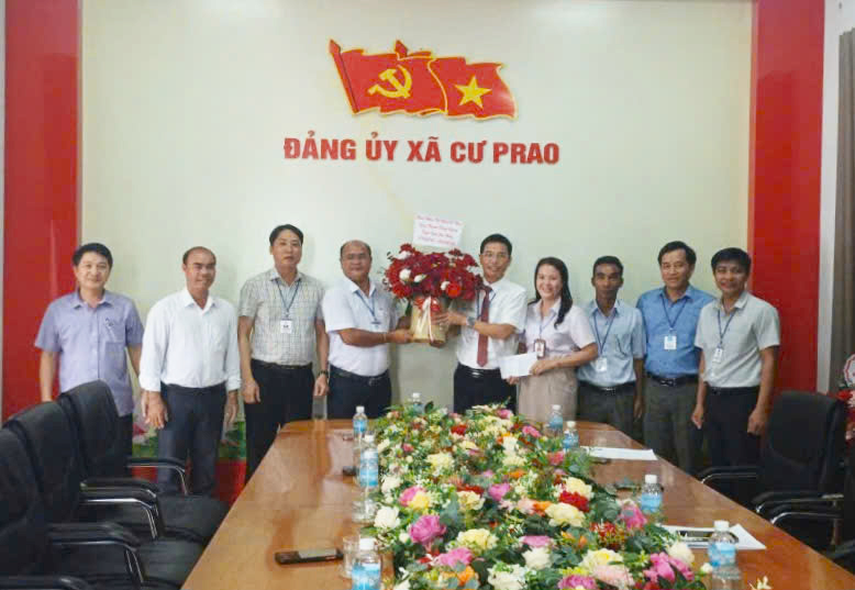 Lãnh đạo xã Cư Prao thăm, chúc mừng Ban Xây dựng Đảng nhân kỷ niệm 96 năm Ngày truyền thống ngành Tuyên giáo của Đảng