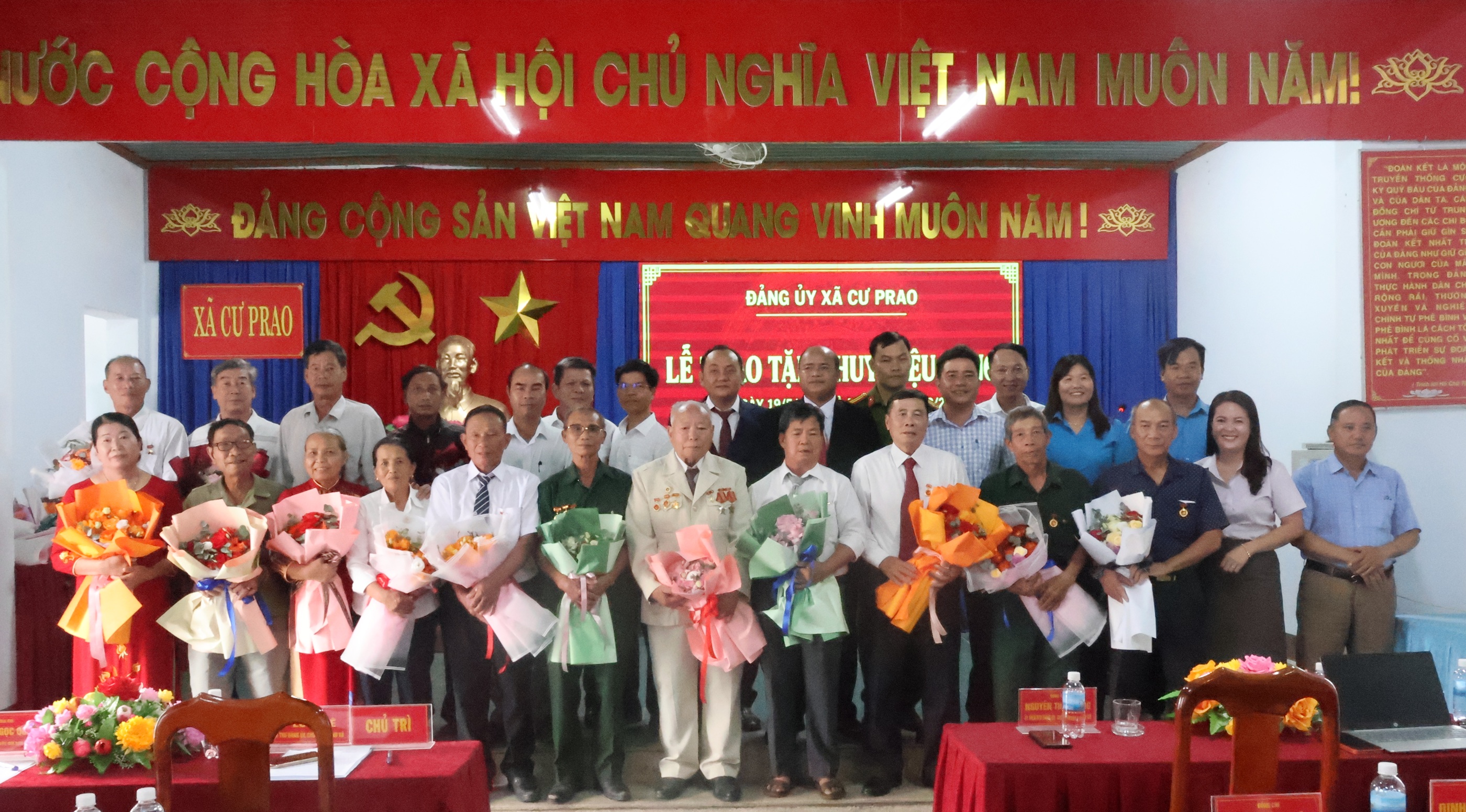Cư Prao trao tặng Huy hiệu Đảng cho 14 đảng viên