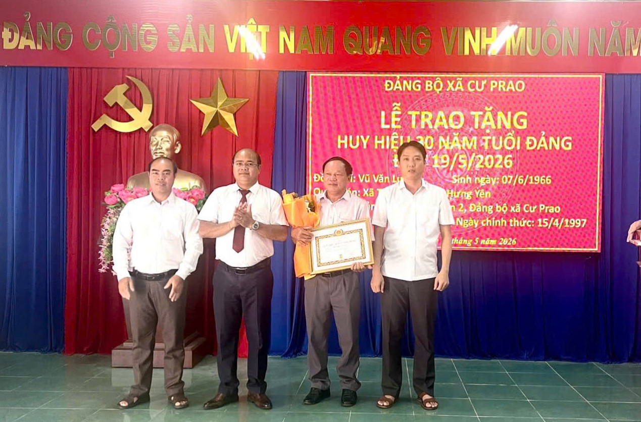 Đảng ủy xã Cư Prao tổ chức Lễ trao tặng Huy hiệu Đảng đợt 19/5/2026