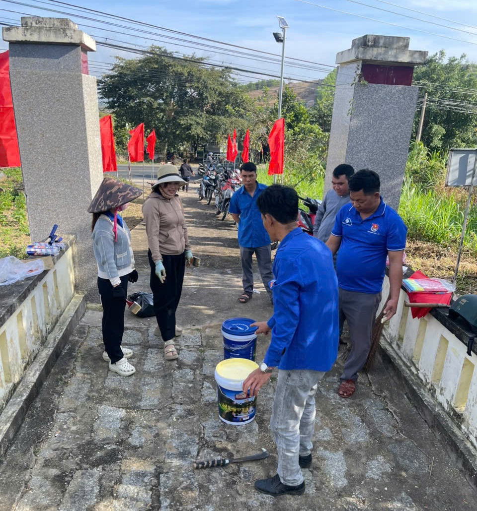 Đoàn Thanh niên xã Cư Prao ra quân vệ sinh khuôn viên Di tích lịch sử Điểm cao 519