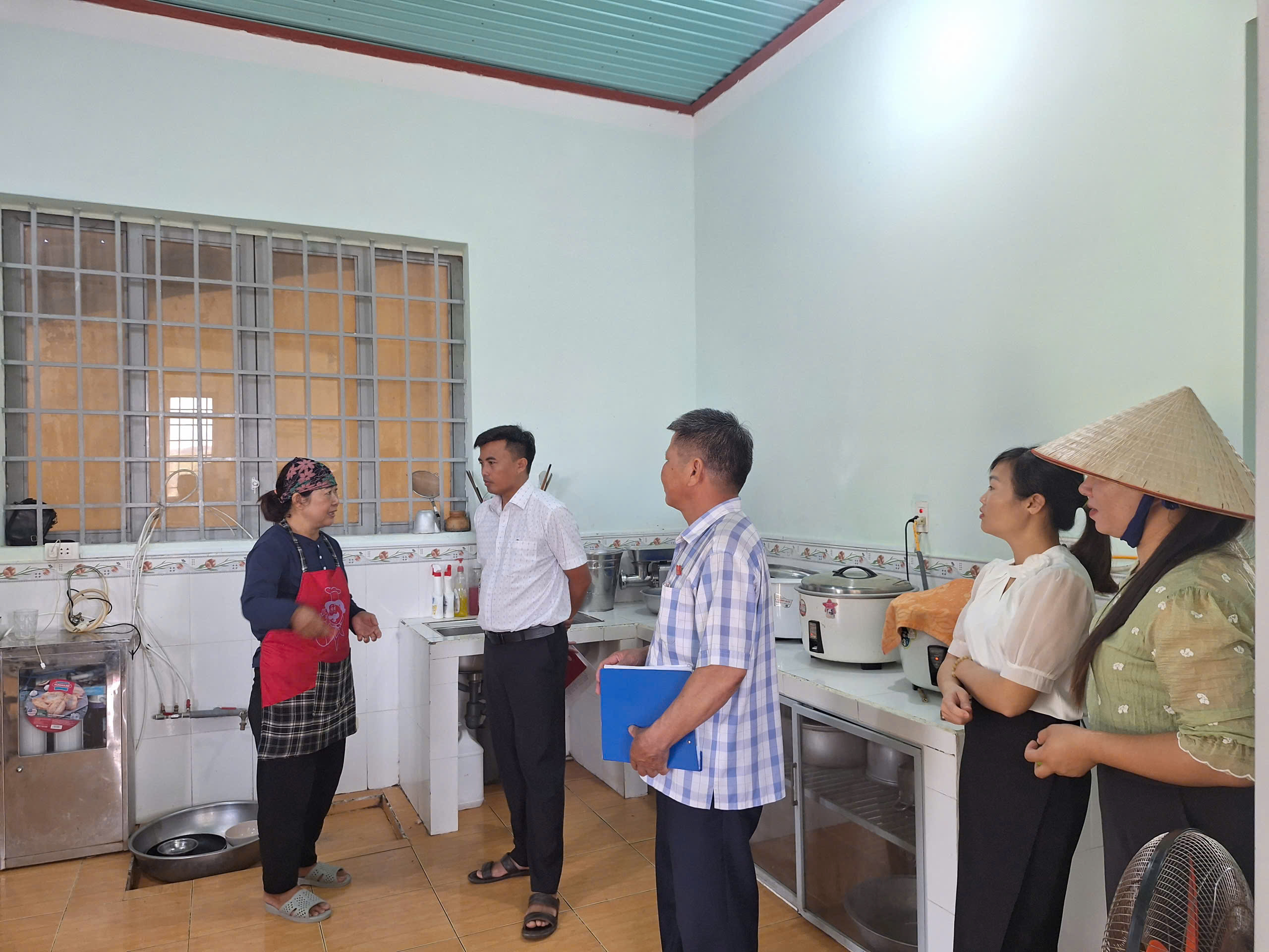 Ban Văn hóa – Xã hội giám sát công tác bảo đảm an toàn thực phẩm tại các bếp ăn bán trú trường học