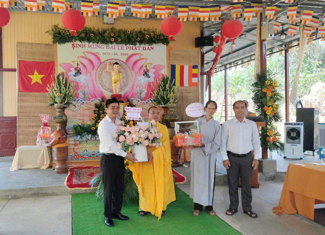 Lãnh đạo xã Cư Prao thăm, chúc mừng Đại lễ Phật đản Phật lịch 2570 – Dương lịch 2026