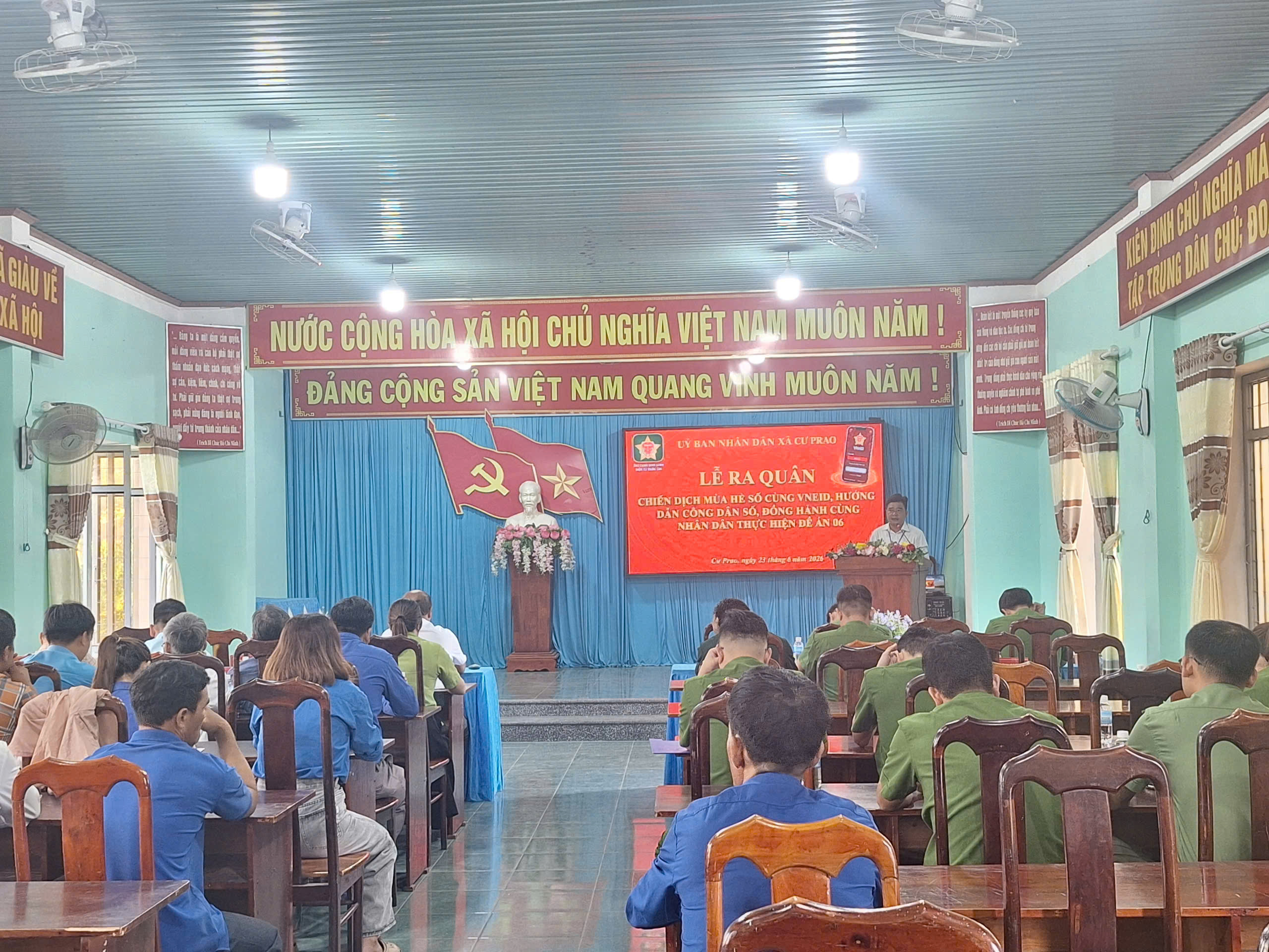 Xã Cư Prao ra quân “Chiến dịch mùa hè số cùng VNeID”, quyết tâm đưa chuyển đổi số đến từng người dân