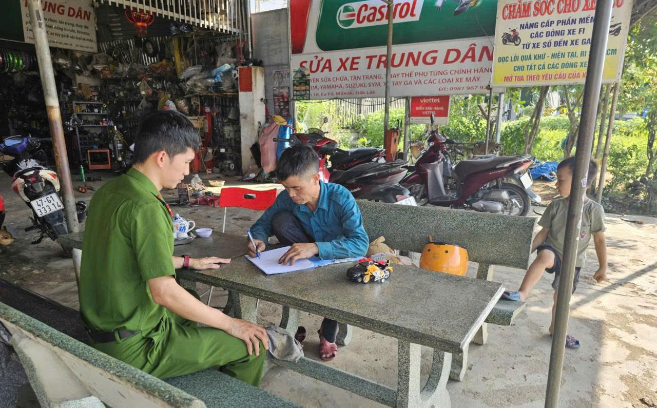 Công an xã Cư Prao tăng cường tuyên truyền, vận động ngăn chặn tình trạng độ chế xe máy, xe máy điện