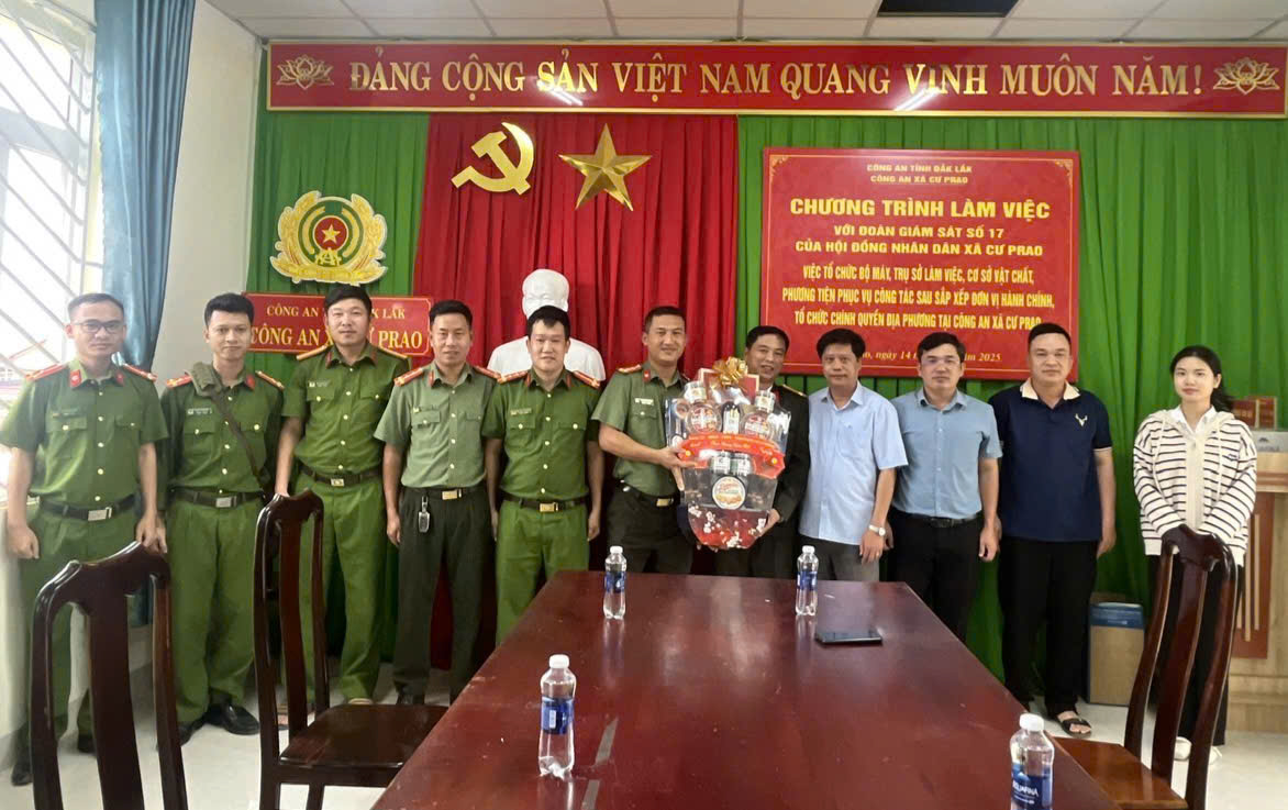 Lãnh đạo xã Cư Prao thăm, tặng quà Tết Xuân Bính Ngọ năm 2026 tại Công an xã