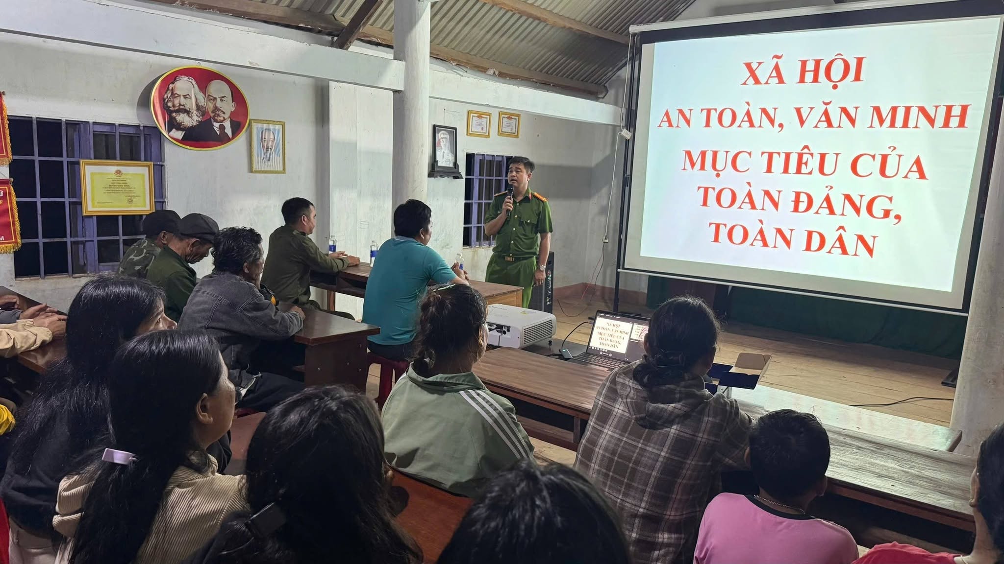 Công an xã Cư Prao đưa phong trào toàn dân bảo vệ an ninh Tổ quốc đến từng thôn, buôn