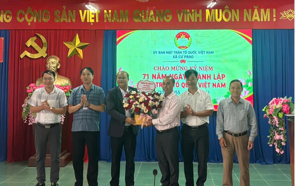 Đảng ủy xã Cư Prao thăm, chúc mừng Ủy ban MTTQ Việt Nam xã nhân kỷ niệm 71 năm Ngày thành lập Mặt trận Tổ quốc Việt Nam