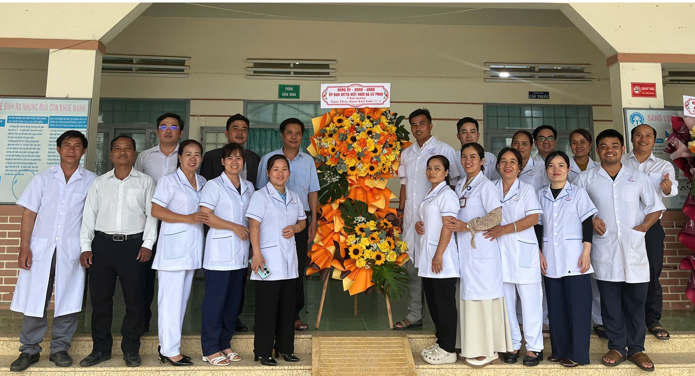 Lãnh đạo xã Cư Prao thăm, chúc mừng Trạm Y tế xã nhân Ngày Thầy thuốc Việt Nam 27/2