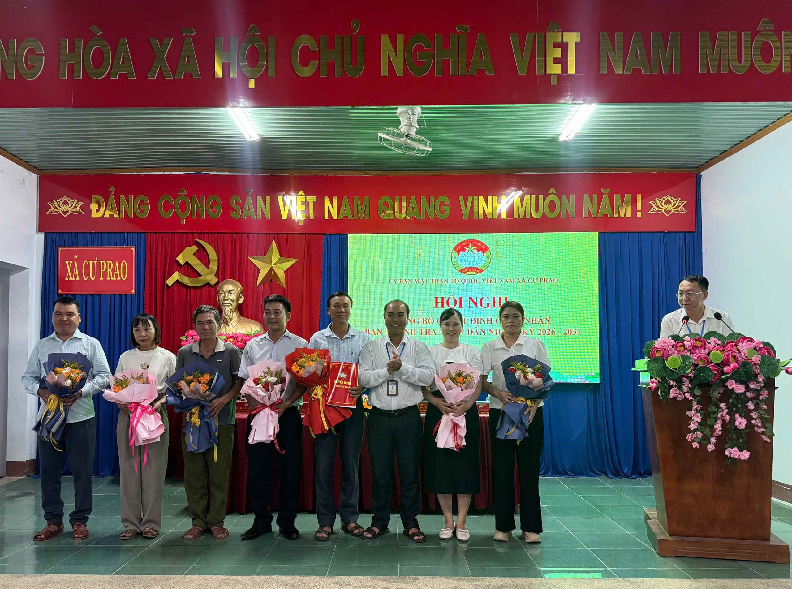 Cư Prao công bố các quyết định kiện toàn Ban Công tác Mặt trận thôn, buôn và công nhận Ban Thanh tra nhân dân