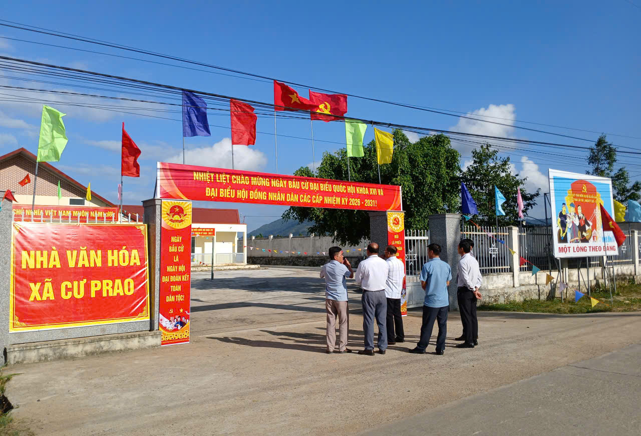 Ban bầu cử đại biểu HĐND tỉnh Đắk Lắk – Đơn vị bầu cử số 10 kiểm tra công tác chuẩn bị bầu cử tại xã Cư Prao