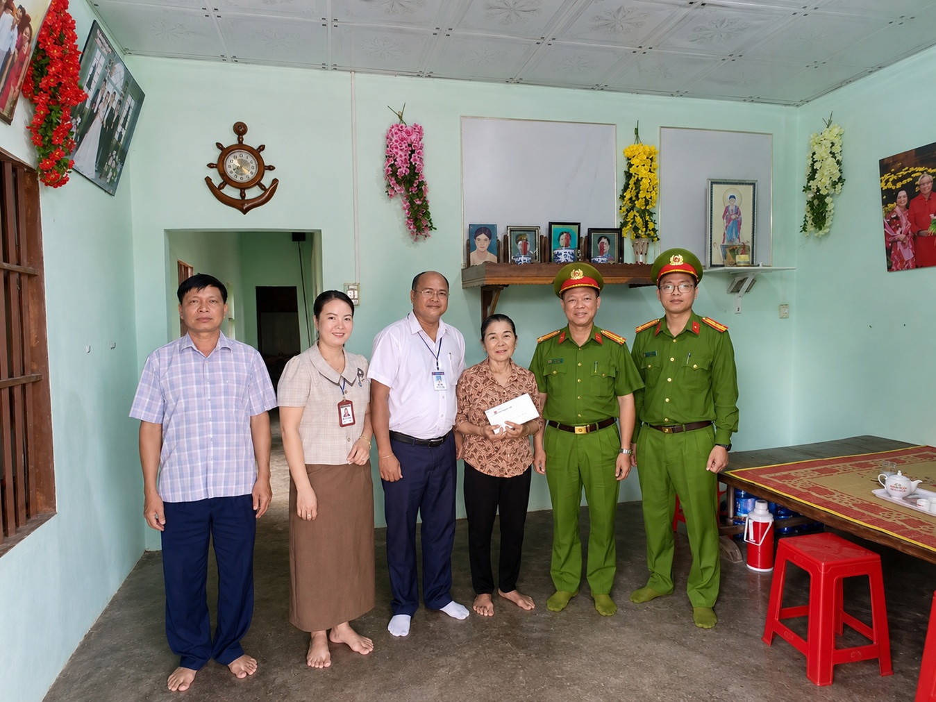 Các đoàn công tác xã Cư Prao thăm, tặng quà gia đình chính sách nhân kỷ niệm 79 năm Ngày Thương binh - Liệt sĩ