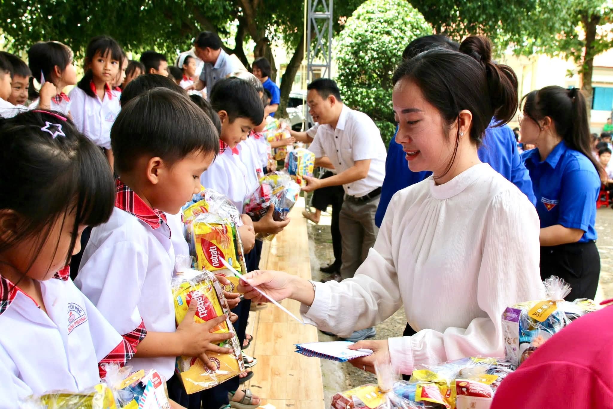 Ấm áp Trung thu, tiếp sức những ước mơ đến trường ở Cư Prao